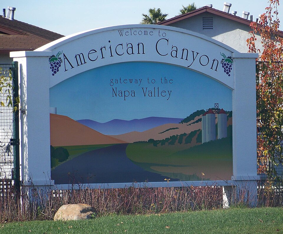 Fayl:American Canyon Gateway.jpg