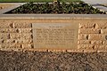Al-Olamayn Hamdoʻstlik qabristonidagi lavha — 1939—1945-yillar — Ushbu qabriston joylashgan yer — bu yerda xotirasi eʼzozlanadigan dengizchilar, askarlar va uchuvchilarning abadiy qoʻnim topishi uchun Misr xalqi tomonidan taqdim etilgan hadyadir.