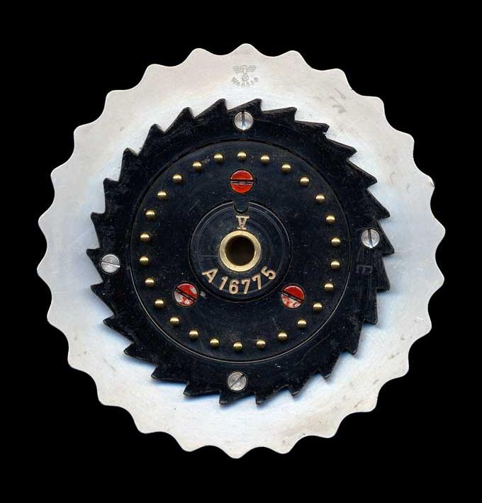 Fayl:Enigma-rotor-pin-contacts.jpg