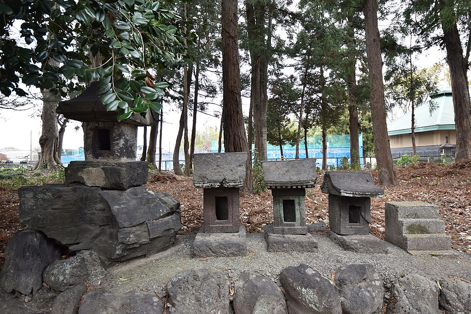 Fayl:Honoikazuchi-jinja (Tamamura) Sarcophagus.jpg