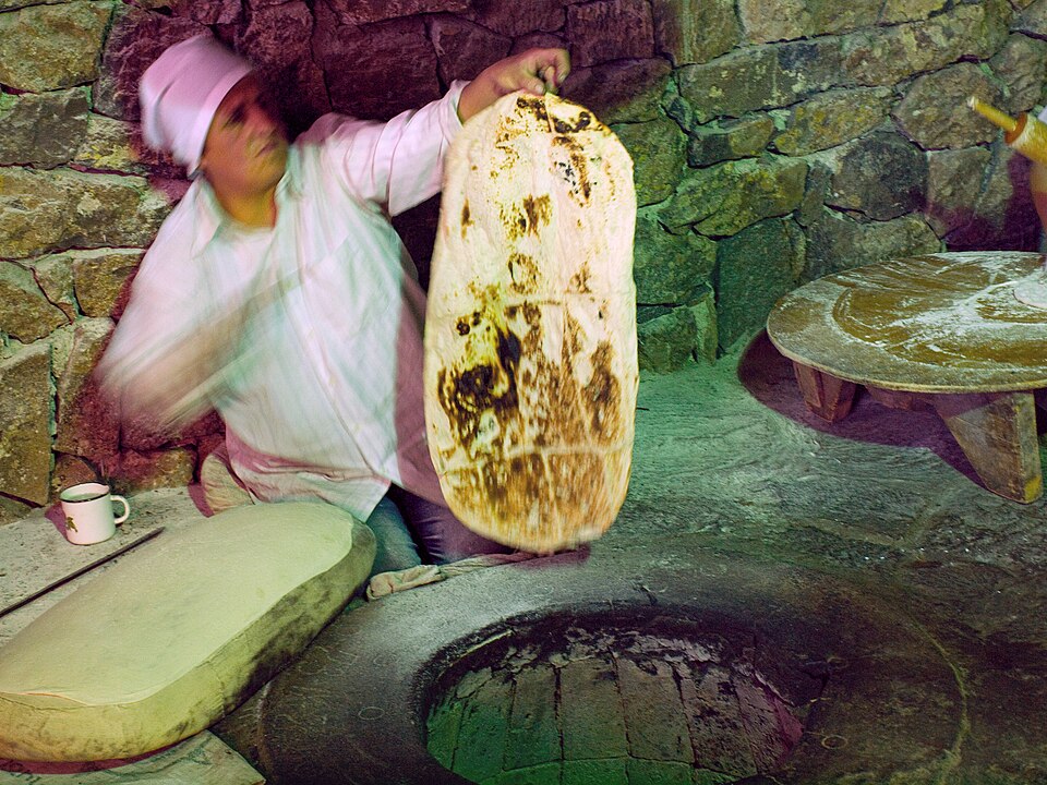 Fayl:Traditional lavash bread making.jpg