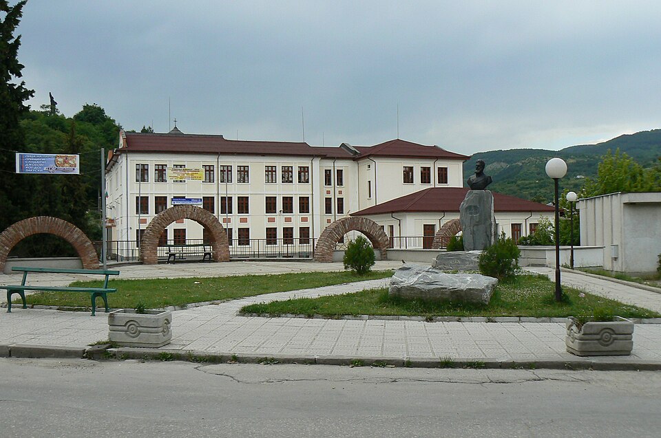 Fayl:Belovo-Bulgaria-school-monument.jpg