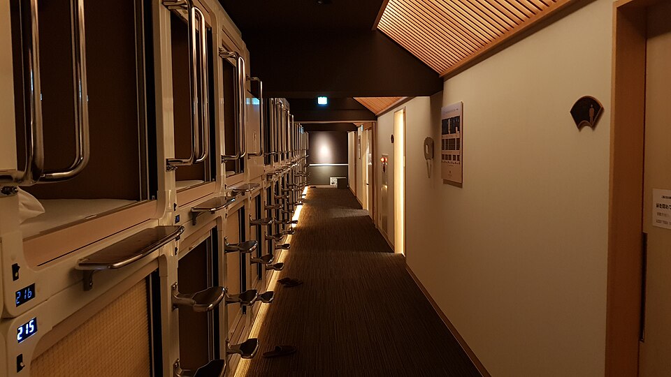 Fayl:Capsule hotel.jpg