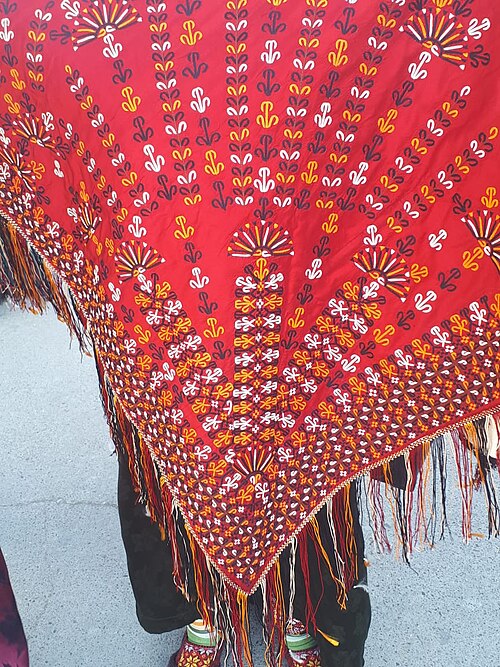 Fayl:Embroidered turkmen scarf.jpg