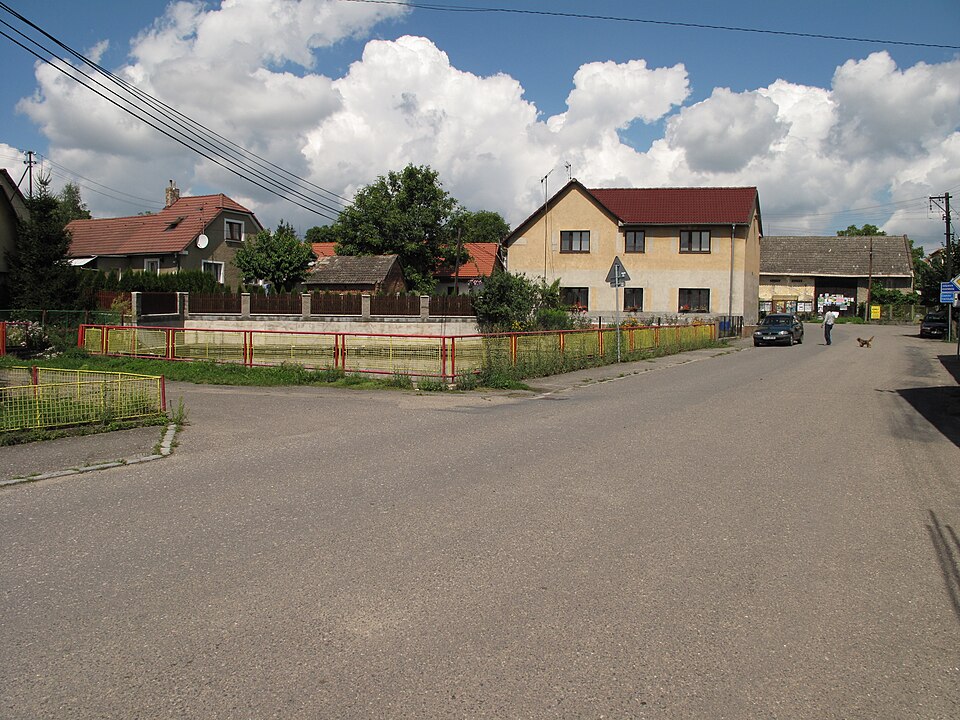 Fayl:Teplýšovice, rybník na návsi.JPG