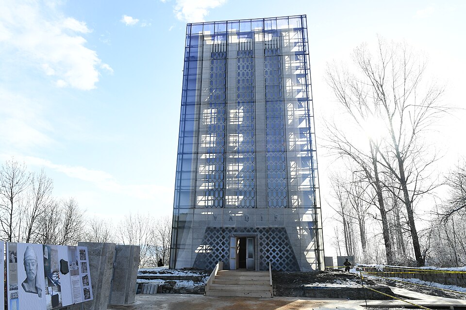 Fayl:Vagif Mausoleum during renovation.jpg